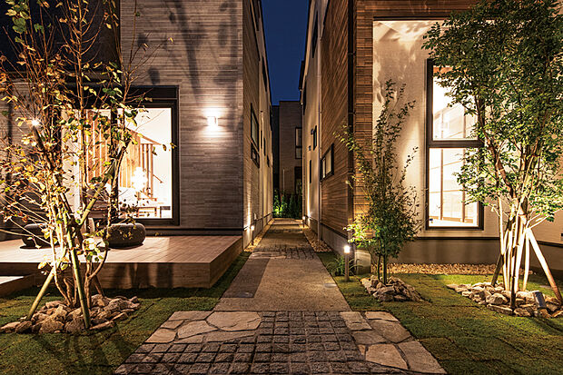 【【灯かりのいえなみ協定(R)】】夜間、街区全体を明るくライトアップするポラス独自の取り組み「灯かりのいえなみ協定」。街を美しく彩るとともに防犯性を高めます。LED照明でエコにも配慮しています。