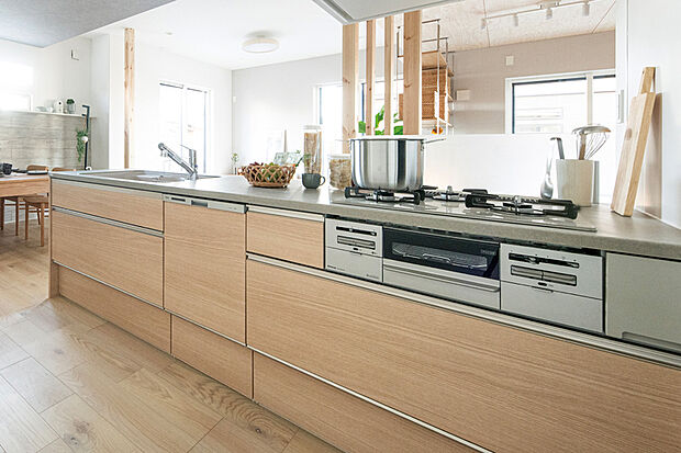 【【キッチン/トクラスBb】】デザインの美しさと機能性、ふたつの面を追求したトクラスキッチン。開放的でのびのびとした使い心地に、水栓から収納、お手入れのしやすさに至るまできめ細やかな配慮が感じられます。