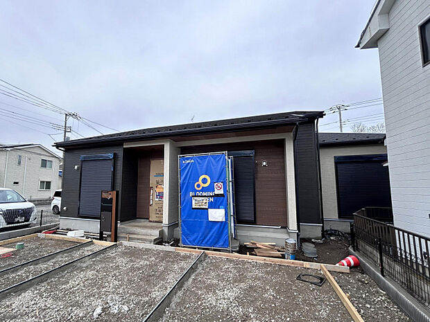 【現地写真】 土地面積56坪超の空間を活かした平屋住宅!並列3台分駐車可能なスペースを設けています◎