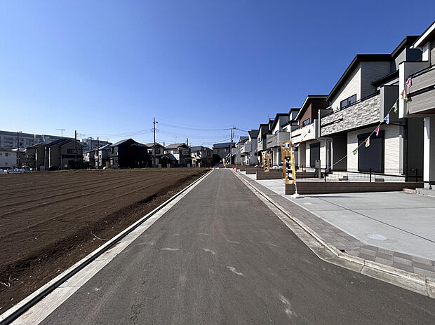 【【分譲地内開発道路】約4.2m】開発道路のため車両の交通が少なく、ゆっくりと入出庫が可能です！