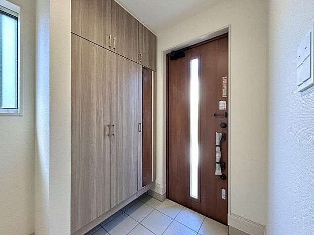 【【玄関収納】】お出かけ前に身だしなみの確認が取れる鏡付きの玄関収納は約32～52足が収納可能です。