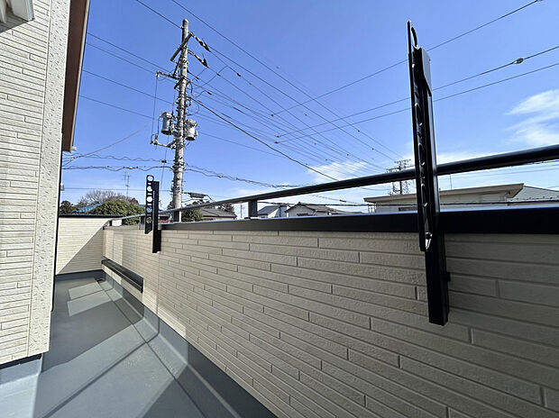 【【バルコニー】】2部屋から行き来可能な続きバルコニーは固定物干し金具付き