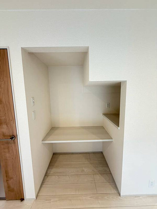 【リビングカウンター】階段下は収納や勉強スペースなど様々な使い方ができる便利なリビングカウンター付き♪