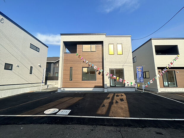 【2号棟】外観 【2号棟】2号棟外観。お車は並列3台駐車可能です。