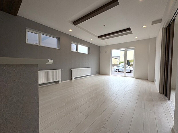 【内観(1号棟)】LDK(17.37帖・可動棚含)別角度より。