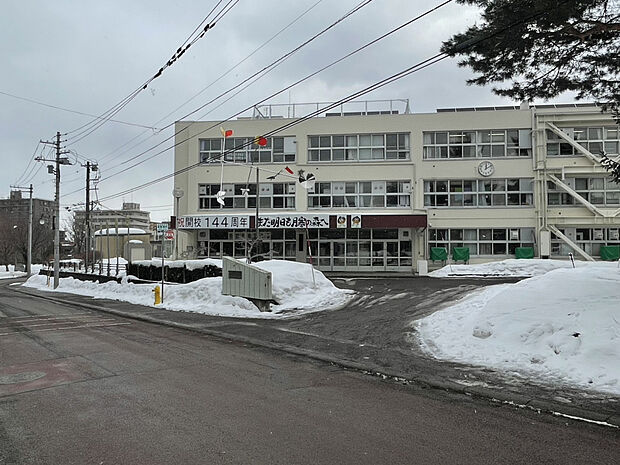 【札幌市立月寒小学校】約1.2km 徒歩17分(車で約5分)