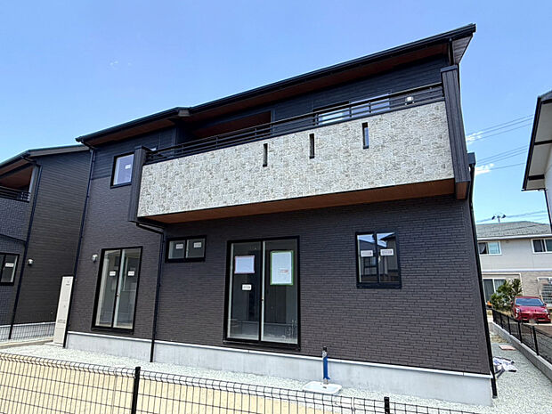 【2号棟外観南側】　広々とした庭付きで憧れの新築戸建生活を過ごせます！