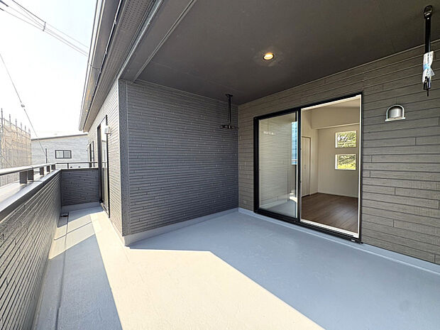 【バルコニー】 屋根付きのバルコニーは急な天候の変化にも対応し安心♪南向きで洗濯物もよく乾きます。