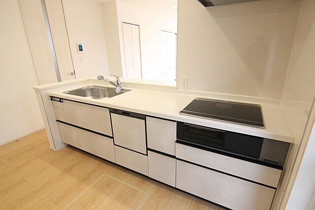 【【キッチン】【1号棟】】お子様にも安心なIHコンロ!使いやすいスライド収納で無理のない姿勢でラクラク収納&取り出し♪