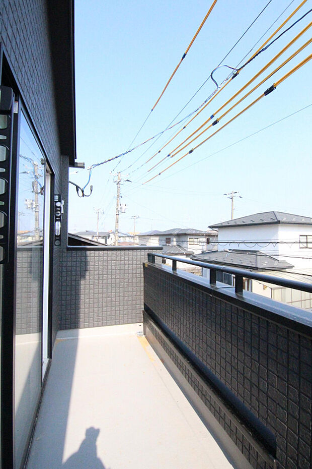 【【2号棟バルコニー】】南向きで温かい日差しが入り込むバルコニー!洗濯物もすぐ乾きそうです♪