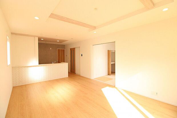 LDK　天井を一段高く仕上げることで、空間に奥行きと高級感を演出。落ち着きある雰囲気が魅力です。