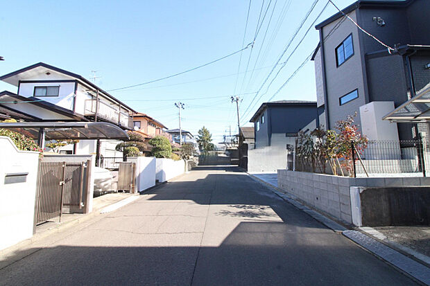 前面道路　前面道路は6.1mあるのでゆとりをもって駐車が可能です