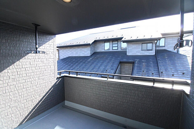 インナーバルコニー　突然の雨でも安心の屋根付きバルコニー。洗濯物だけでなく、外遊びやプールも楽しめる安心の遊び場に。