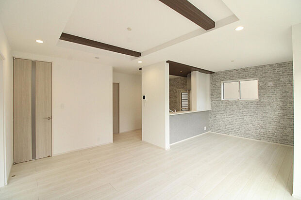 LDK 天井を一段高く仕上げることで、空間に奥行きと高級感を演出。落ち着きある雰囲気が魅力です。