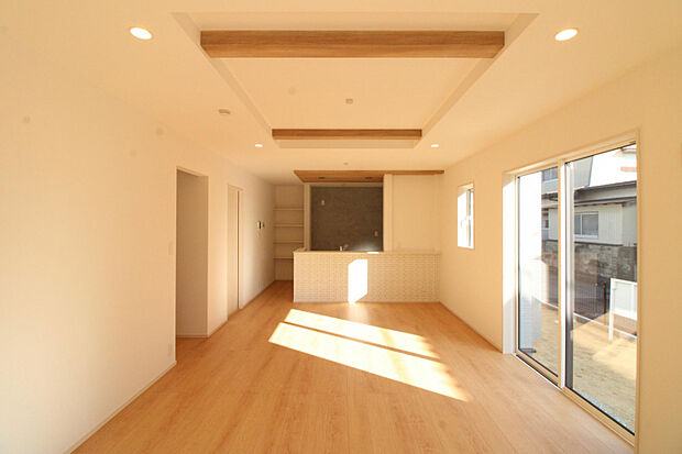 LDK 家族4人がゆったりくつろげる広さと動線設計。お子様が遊ぶ姿を見守りながら、パパ・ママもリラックスできる家族の中心空間です。