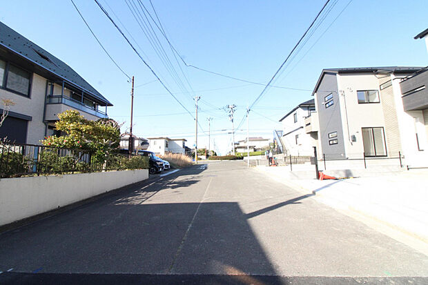 前面道路　広々とした前面道路でゆとりを持った駐車が可能