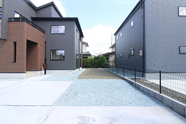 庭先　「ちょっと外で遊びたい」「ペットを思いきり走らせたい」そんな日常のワンシーンも、この庭なら実現。
