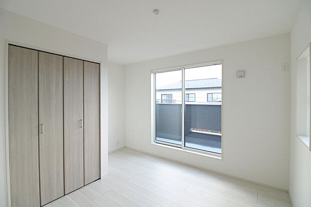 【洋室】子ども部屋にちょうどいい広さで、勉強机やベッドもゆとりをもって配置可能。将来の成長にも対応できる間取りです。