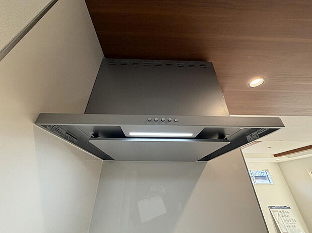 【薄型レンジフード】見た目スッキリ、掃除もラクな薄型レンジフード。美しさと機能性を兼ね備えたキッチン設備です。