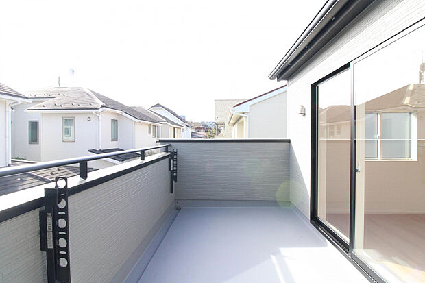 【バルコニー】朝の澄んだ空気や、夕方に吹く清々しい風を五感で感じられるバルコニーです♪