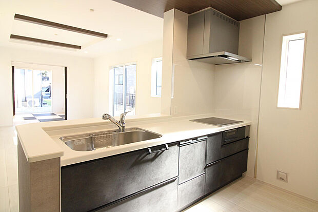 【キッチン】プレート全体がフラットなので、調理後もサッとひと拭きでお手入れラクラク。いつでも清潔なキッチンを保てます。