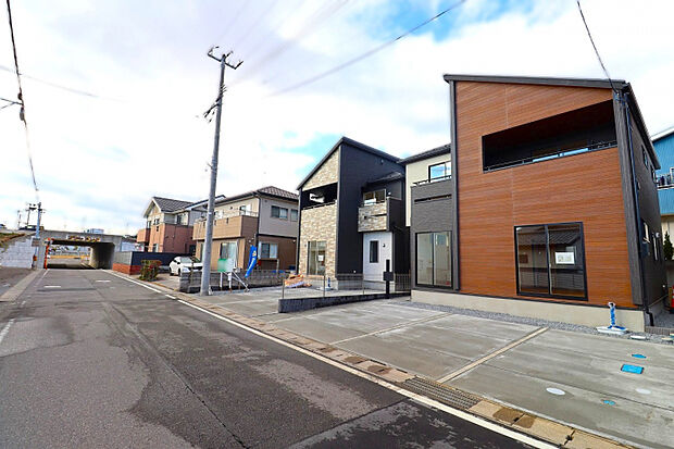 【外観写真】 南側約6m~7m公道に接道で駐車も楽々かつ日当たりも良好♪