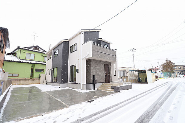 【外観写真】　前面道路約5.6m～6.0m公道で駐車も楽々♪