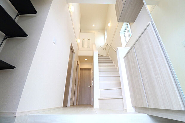 【玄関吹き抜け】　収納豊富なミラー付きシューズクロークですっきり♪