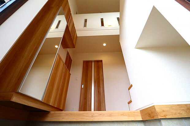 【玄関吹き抜け】 明るく開放的な玄関で毎日のお出かけを気持ちよく♪