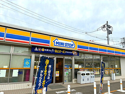 ミニストップ福島梁川店 545m