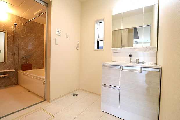 【【1号棟洗面所】】 曇り止めヒーター付き大容量洗面台で日々の準備も楽々♪