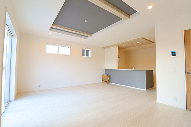 【【2号棟LDK/20帖】】広々としたリビングは日当たりもよく居心地の良い空間です♪