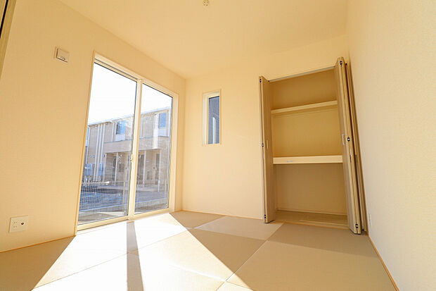 【【4号棟和室】】お手入れも簡単でオシャレな縁なし畳を採用しております♪