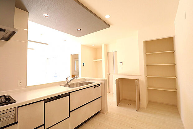 【【4号棟キッチン＋パントリー】】動線バッチリ！使いやすさを追求したキッチン＆パントリー