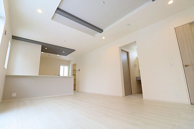 【【LDK/20帖】】広々としたリビングは日当たりもよく居心地の良い空間です♪