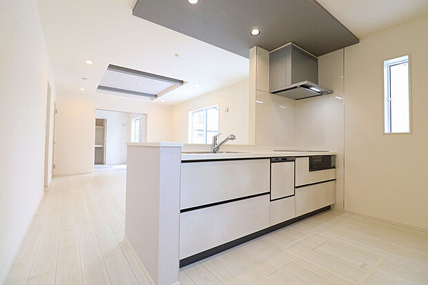【【キッチン】】ポップアップ天井付きのおしゃれなキッチンは食洗器搭載で日々の家事も楽々♪