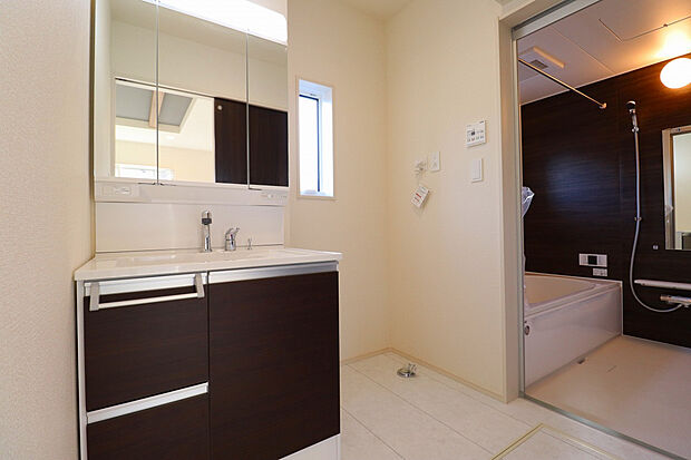 【【洗面所】】浴室には暖房乾燥機能がついており、雨の日でも洗濯物を乾かせます♪