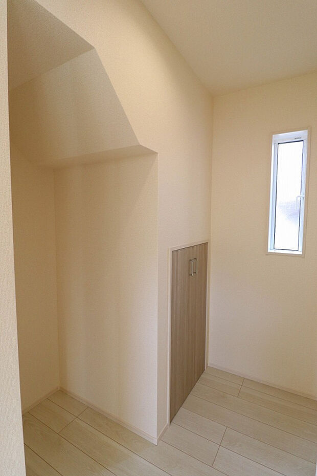 【【リビング収納】】便利な収納スペースを設けました。掃除用品や日用品のストックなど、家族みんなで使いやすい場所です。