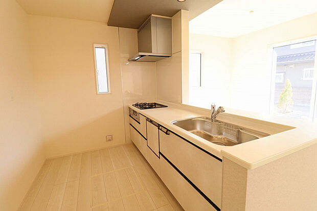 【【キッチン】】ポップアップ天井付きのおしゃれなキッチンは食洗器搭載で日々の家事も楽々♪