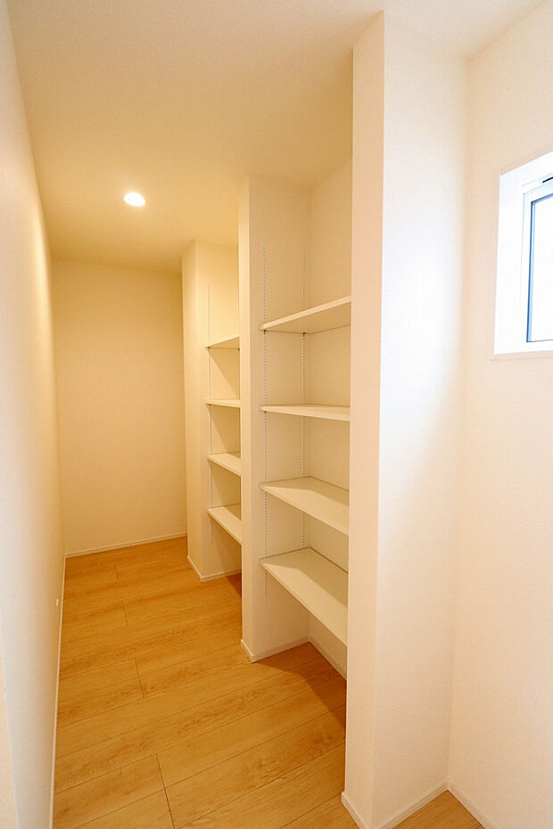 【【パントリー】】食品庫としてはもちろん、防災グッズなどの収納にも便利♪