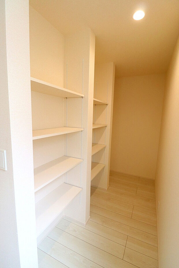 【【1号棟パントリー】】稼働棚付きで食品庫としてはもちろん、防災グッズなどの収納にも便利♪