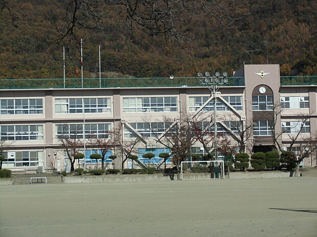羽黒小学校(約272m)