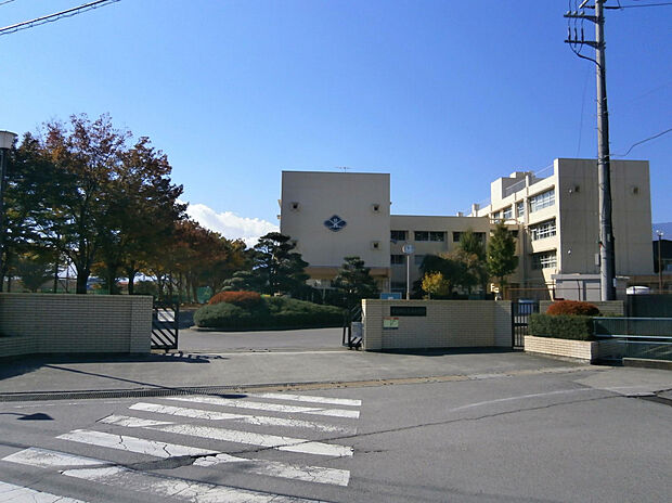 北西中学校(約1,357m)