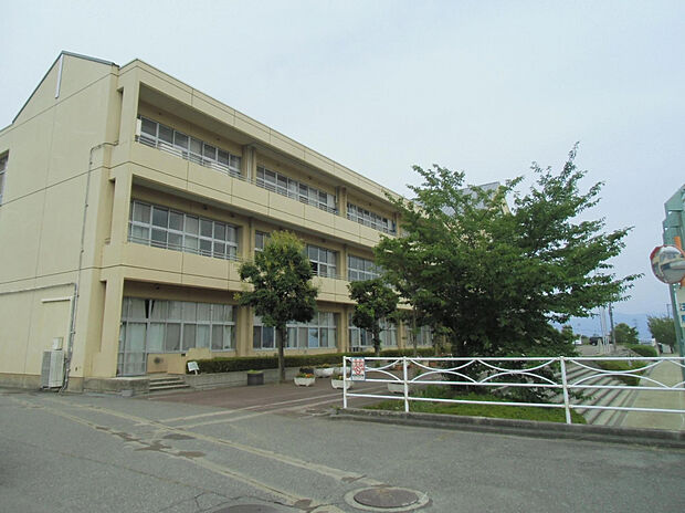 竜王北中学校(約795m)