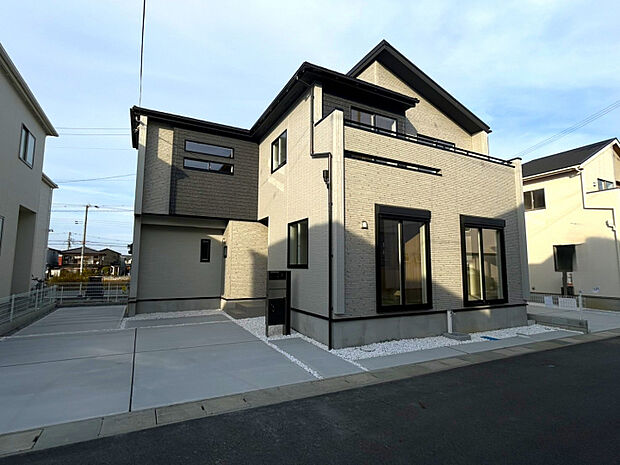 【3号棟】2025年11月上旬撮影 広々エントランスが魅力の3号棟!リビングのカウンターは使い方様々です。