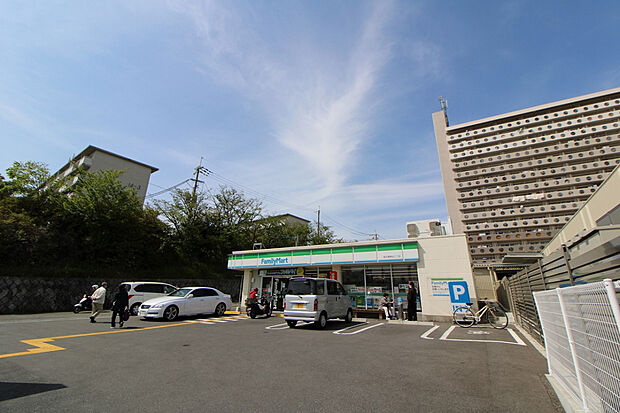 ファミリーマート泉北晴美台3丁店(約240m)