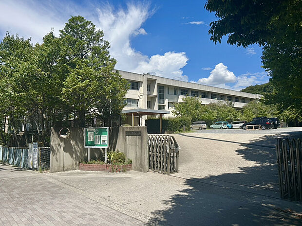 市立上中学校(約2,100m)