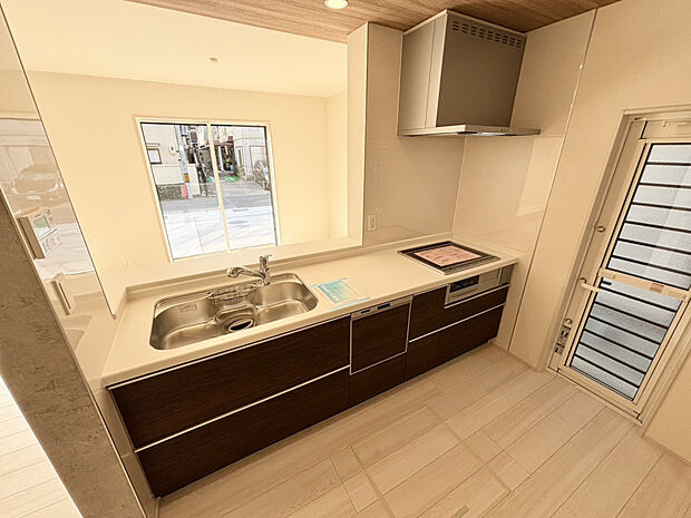 【キッチン】収納豊富な広々明るい対面システムキッチン。家事もはかどる広々したキッチンです!