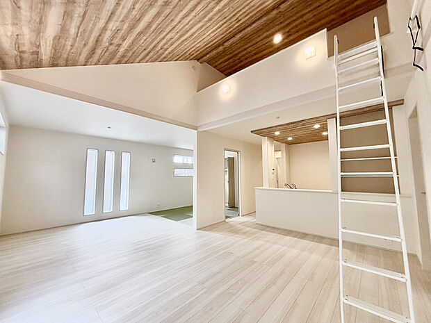 【【LDK】】勾配天井で広々リビング
