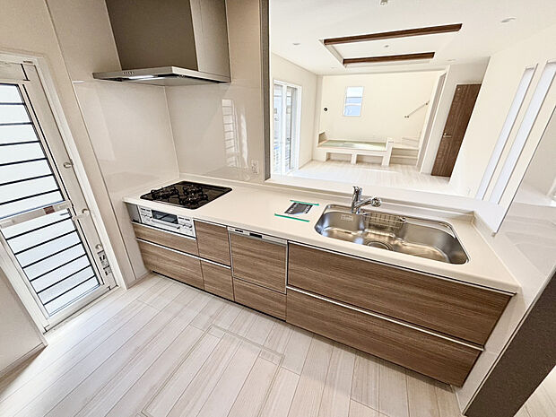 【キッチン】ご家族を見渡せる対面キッチン。後方も十分なスペースを確保！